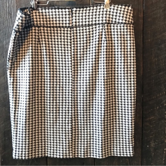 ERIC Alexandre plus sized hounds tooth skirt. Size 46 (2XL). Cream and black. - Picture 2 of 8